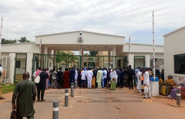 Strike: Workers block National Assembly