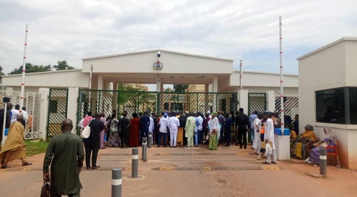 Strike: Workers block National Assembly