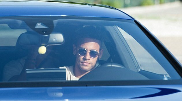 Neymar arrives at Barcelona’s training ground