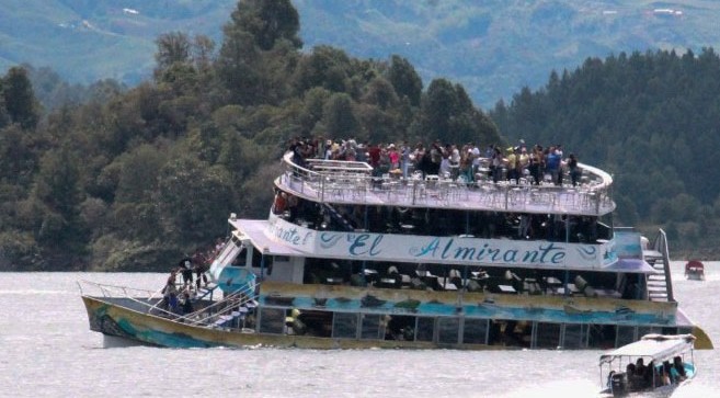 Tourists boat sinks in Columbia