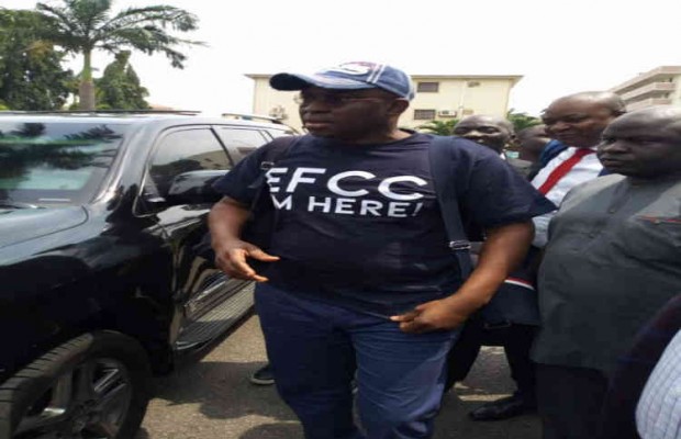 Fayose arrives EFCC office with ‘EFCC I’m Here’ T-Shirt