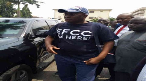 Fayose arrives EFCC office with ‘EFCC I’m Here’ T-Shirt