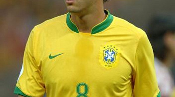 Brazilian star Kaka announces retirement