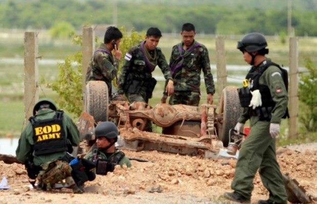 Roadside bombs kill 1 injures 20 in Thailand