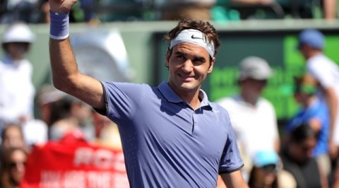 Federer begins title defence