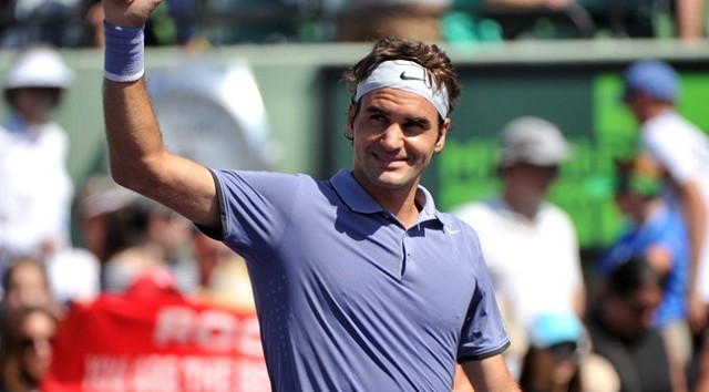 Federer begins title defence