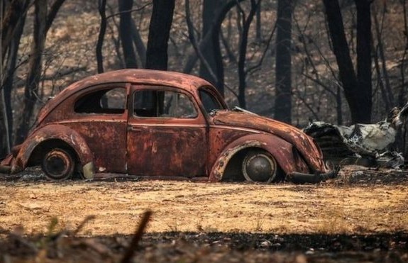 Australia fires worsen as every state hits 40c