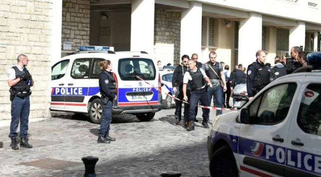 Car rams into soldiers, injures 6 in Paris