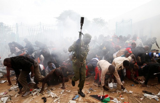 Kenya police fire teargas at crowd awaiting Uhuru's inauguration