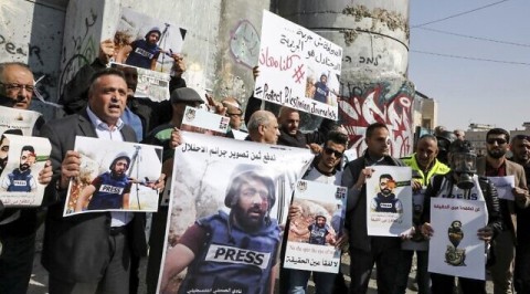 Palestinian journalists protest colleague injury