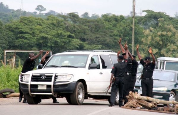 Senate orders police to dismantle road blocks