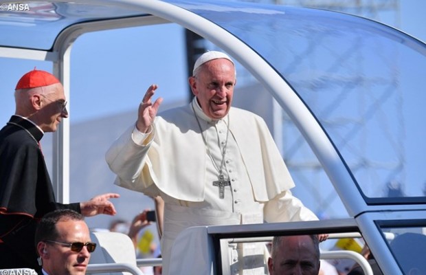 Pope francis arrives collombia