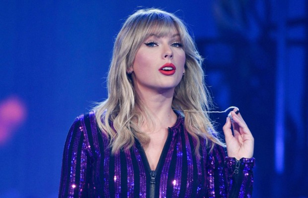 Taylor Swift finally allowed to perform her hits at the AMAs