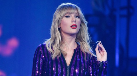 Taylor Swift finally allowed to perform her hits at the AMAs