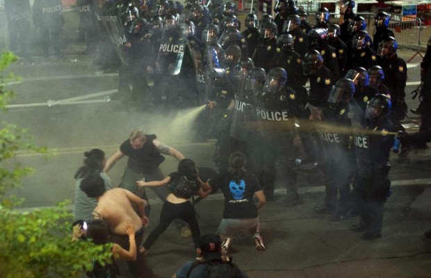 police fires tear gas at protesters at Trump-rally